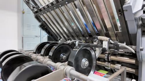 Proceso de impresión offset. Detalle de plegado de cerca con productos impresos