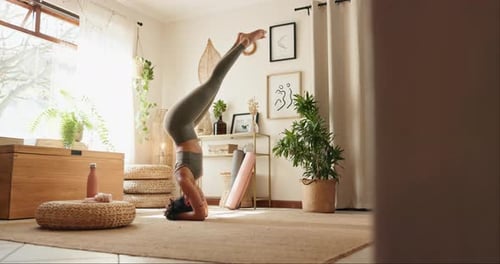 человек занимается йогой дома утром