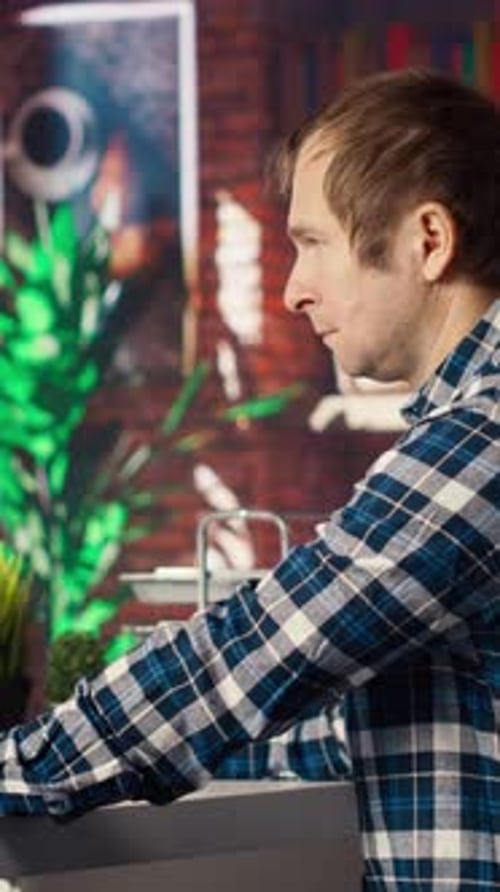 Mann hat Spaß an der Interaktion mit KI LLM Chatbot PC GPT Software auf dem PC