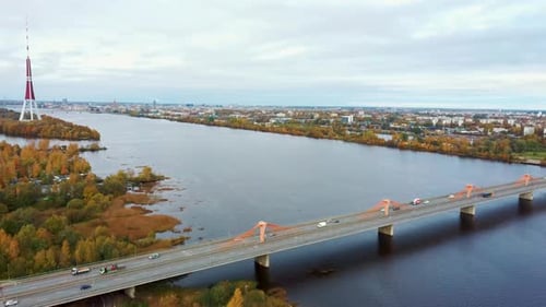 Drohnenschuss aus der Luft. Panoramablick und Herbstlandschaft der Stadt Riga, Lettland. Blick von Owerdaugava