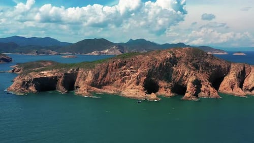 Drone sobrevoa o Parque Geográfico de Hong Kong em Sai Kung. Imagens aéreas do impressionante peni Sai Kung