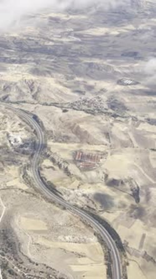 Vue aérienne de style réseau social sur les collines sèches et l'autoroute sinueuse en Anatolie centrale