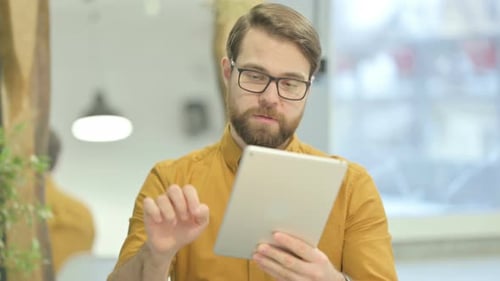 Retrato de hombre joven usando tableta