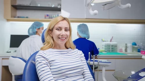 Porträt einer kaukasischen Patientin und Zahnärztin in einer Gesundheitsklinik.