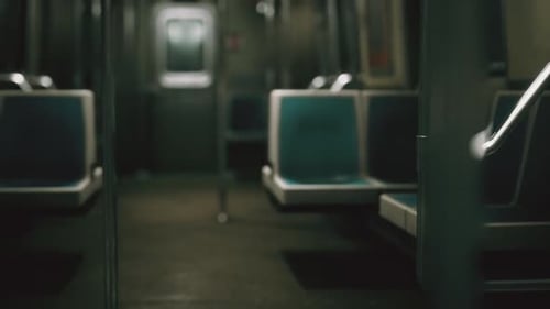 El vagón del metro en EE. UU. está vacío debido a la epidemia de coronavirus y COVID-19
