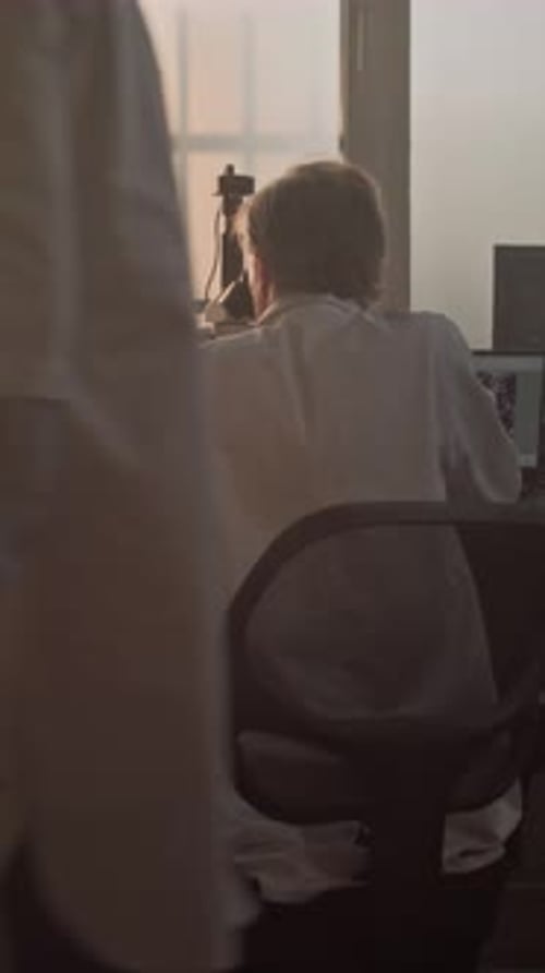 Microbiólogo maduro conduz análise de fósseis usando microscópio em laboratório arqueológico