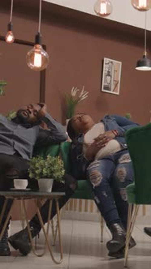 Vidéo verticale : employé d'un hôtel réveillant un couple en train de faire la sieste
