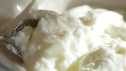 Discover How to Make Creamy Homemade Yogurt Easily at Home