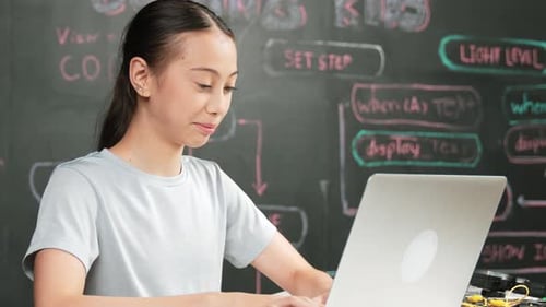 Kaukasisches kluges Mädchen mit Laptop-Codierungs- und Programmiersystem. Erbauung