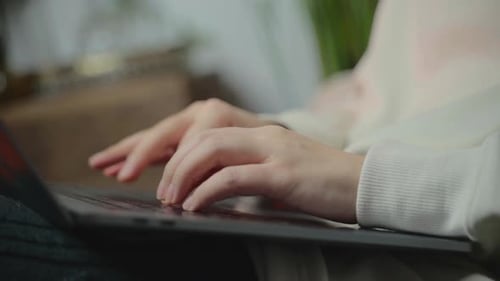 Leute, die an Telearbeit arbeiten, bewegen ihre Finger schnell über die Tastatur, seit sie in COV von zu Hause aus arbeiten