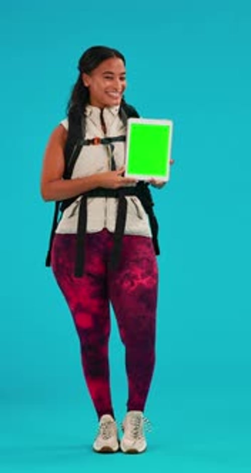 Randonnée, écran vert et visage de femme avec tablette numérique en studio pour localisation