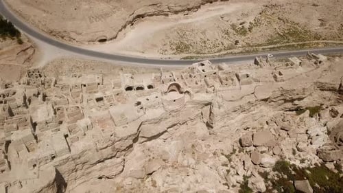 Wunderbare archäologische Luftdrohne, aufgenommen, altes Gebäude, historisches Dorf, traditionelles antikes Leben in s