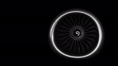 Düsentriebwerk vor schwarzem Hintergrund, das die sich drehenden Details des Turbojets des Flugzeugs zeigt