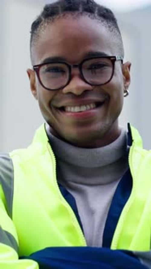 Cara, sitio de construcción y hombre negro feliz con confianza, ingeniero de construcción y risa