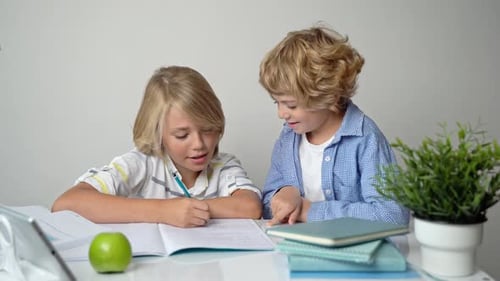 Irmãos do Ensino Fundamental Primário, Meninos e Meninas Estudando na Mesa, Escrevendo em Livro e Tablet