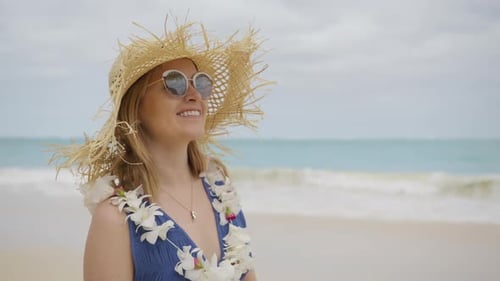Strandfrau mit Sonnenhut im Urlaub Porträt einer jungen Schönheitsfrau mit Meer