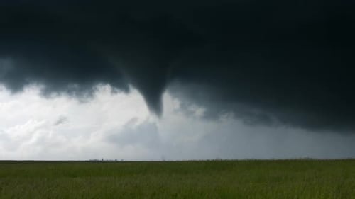 Der unglaubliche Tornado beginnt, von einer gruseligen dunklen Sturmwolke herabzufallen