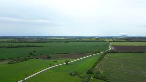 Felder mit verschiedenen Arten der Landwirtschaft und Straße in der Mitte.