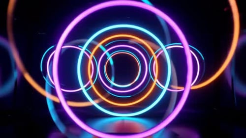 Abstrakte lebendige Neonkreise, die sich im dunklen Raum drehen