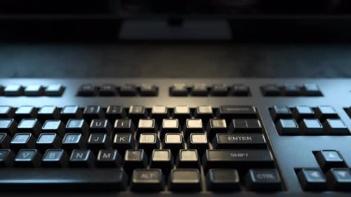 Presionando la tecla Intro. Trabajando en un ordenador. Blogueando. Se pulsa la tecla del teclado.