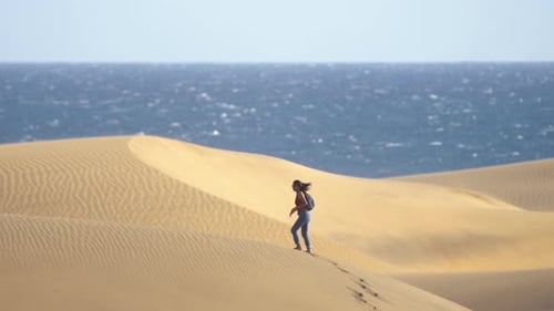 Turistas paseando por el desierto y las dunas de arena en Maspalomas en Gra