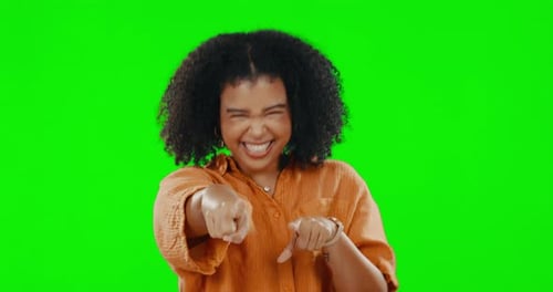 Gesicht, grüner Bildschirm und Frau, die auf Sie zeigt, lächelt und selbstbewusst vor einem Studiohintergrund