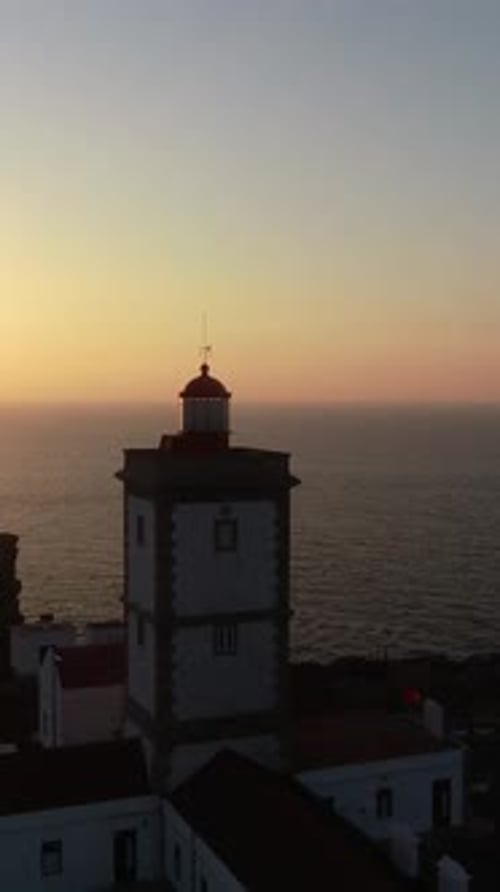 Vertikales Video des Leuchtturms bei Sonnenuntergang. Cabo Carvoeiro, Peniche, Portugal Luftaufnahme