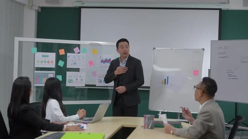 Empresários em uma reunião em uma mesa de conferência