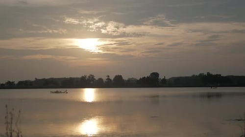 schöner und natürlicher Blick auf den See bei Sonnenuntergang