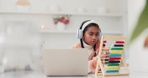 En línea, ábaco y portátil con niño y auriculares para aprender y hacer los deberes de matemáticas