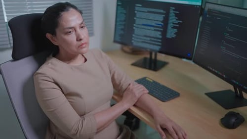 Nahaufnahme einer selbständigen Frau, die entmutigt sitzt und Code schreibt, müde von Computertechnik