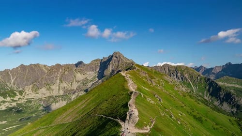Timelapse dynamique d'une journée d'été à Kasper Peak avec des randonneurs - Tatras