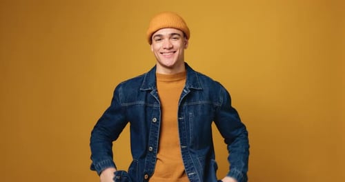 Mode, Mütze und Männergesicht im Studio mit lässigem, coolem und trendigem Outfit mit Selbstbewusstsein