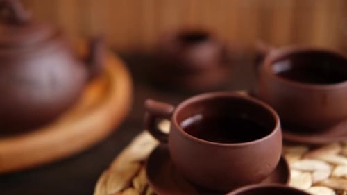 Cerimônia do chá: utensílio tradicional de chá asiático que serve um conjunto autêntico para uma pessoa servindo chá marrom