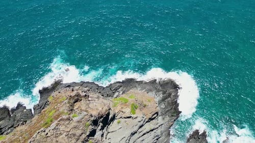 L'
îlot Na Mokolua et l'océan, Oahu, Hawaï. Prise de vue par Drone, de haut en bas, 4K30
.