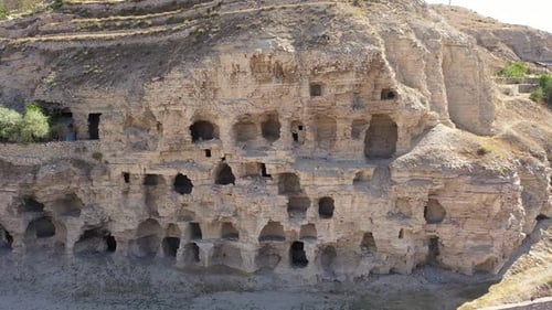 Vue aérienne de l'ancienne maison rupestre rocheuse