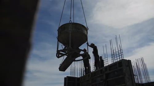 Tower Crane Lifting Construction Barrel with Concrete