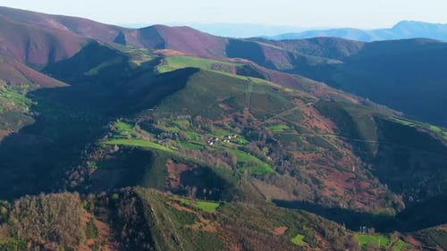 Paisagem montanhosa em dia ensolarado em Os Ancares, Lugo, Espanha. foto aérea