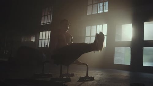 Homme musclé s'entraînant dans un gymnase