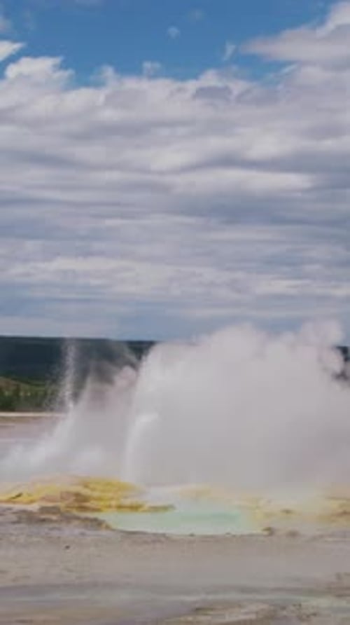 Testemunhe a impressionante erupção do gêiser no Parque Nacional de Yellowstone, localizado no estado de Wyoming