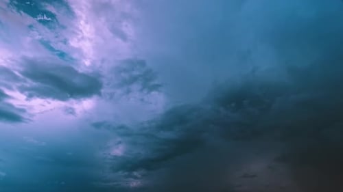 Zeitraffer Dramatisch Himmelsübergang von Regenwolken zu flauschigen Wolken von dunklen zu flauschigen Wolken Wind