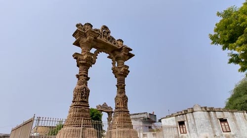 Piliers de pierre de Narsinh Maheta Ni Chowri avec Kirti Toran Vadnagar, Gujarat, Inde