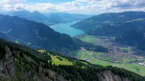 Bela vista do Lago Brienz a partir da trilha Schynige Platte em Bernese Oberland, Cantão de Berna, Suíça