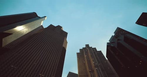 Vistas desde abajo de los imponentes edificios del centro de la ciudad durante el crepúsculo