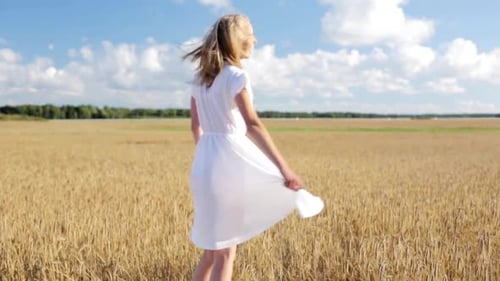 Concept de pays, de nature, de vacances d'été, de vacances et de personnes - Jeune femme souriante en robe blanche...