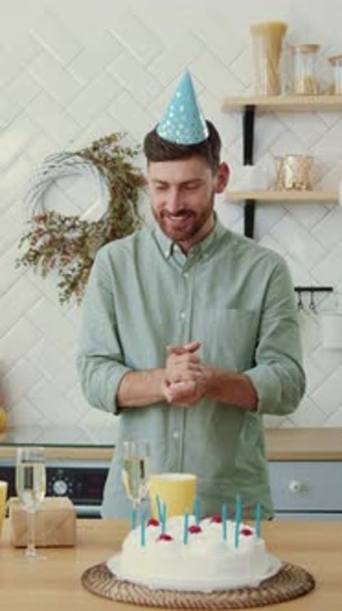 Uma alegre celebração de aniversário com um bolo delicioso e um chapéu de festa colorido para todos