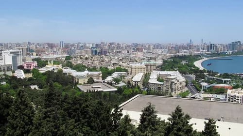 Panoramablick auf eine Großstadt, Megalopolis am Meer am Sommertag, Baku, Aserbaidschan, Zeitraffer