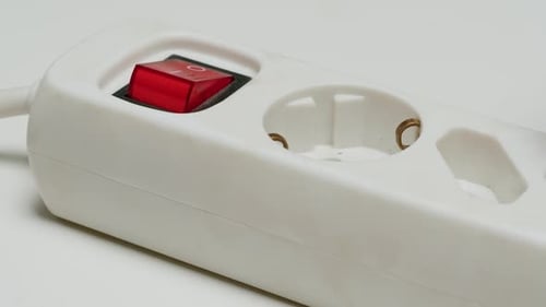Fechamento da faixa de extensão isolada no filtro elétrico branco. Segurança