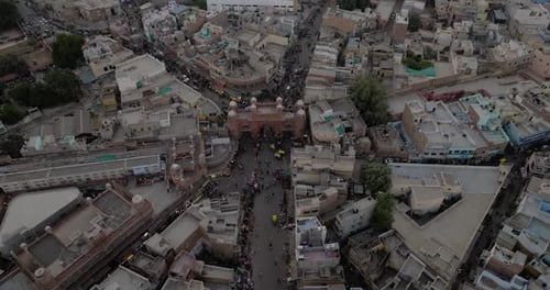 Luftaufnahme des Stadtbildes und der Dächer, Indien.