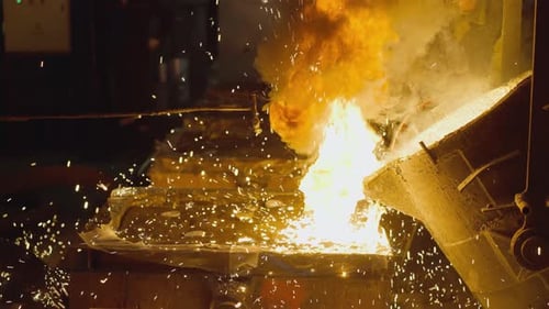 Moulage en fonderie avec étincelles métalliques explosives